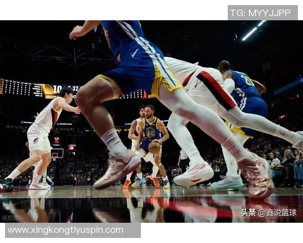 库里精彩彩虹球被判无效裁判延迟吹哨引发争议 库里精彩彩虹球被判无效裁判延迟吹哨引发争议
